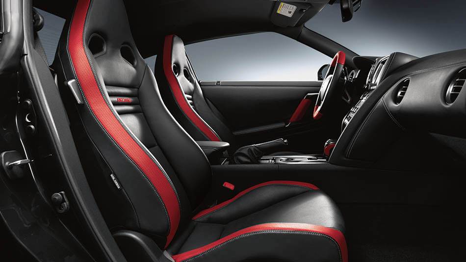 2015 Nissan GT-R interior view